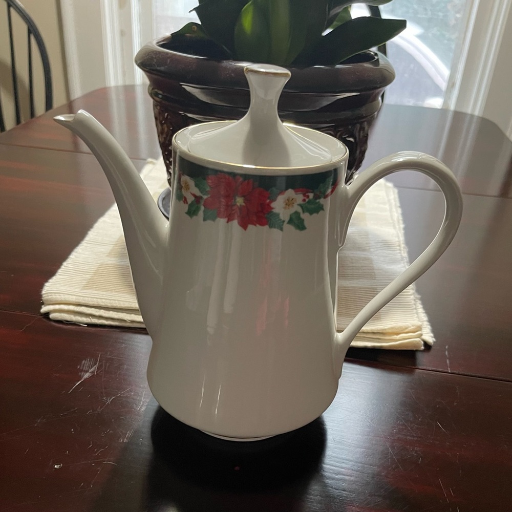 Fairfield Fine China Deck The Halls Coffee Pot
